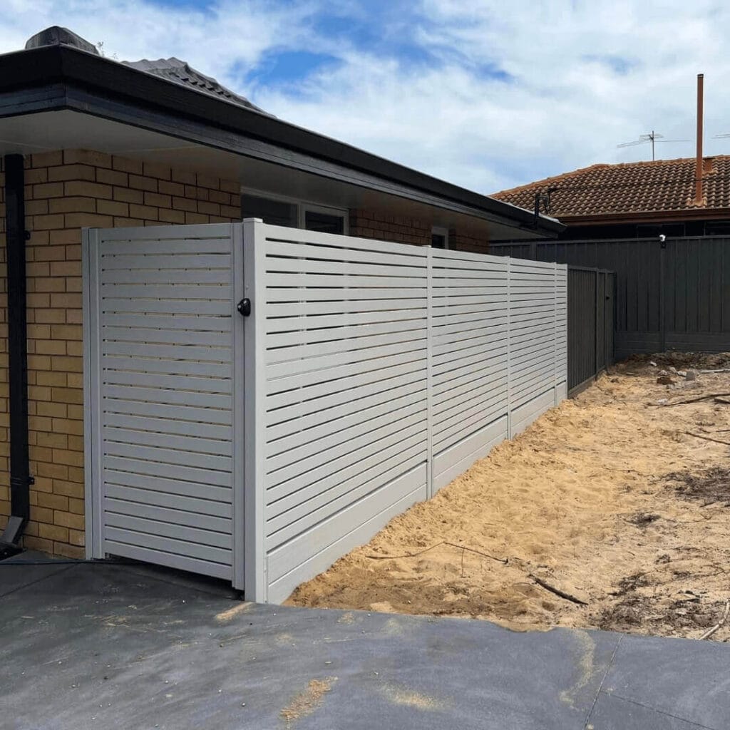 Aluminium slat fencing
