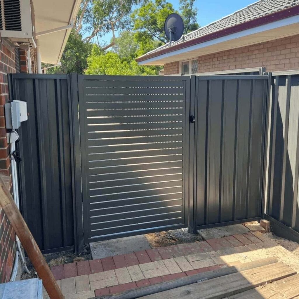Aluminium slat fencing